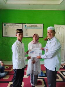 KUA SERAHKAN KARTU NIKAH