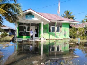 Waspada Banjir Rob, Halaman KUA Siberut Utara Kembali Tergenang