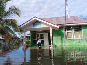 10 Sentimeter dari Lantai Kantor: Kala Banjir Rob Mentawai Menguji Dedikasi Pelayanan KUA Siberut Utara di Awal Zulhijah
