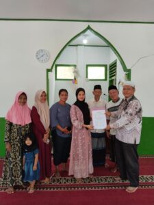 Peluk Islam Tanpa Paksaan, Desmila Resmi Terima Sertifikat Mualaf dari Kepala KUA Siberut Utara, M.Mujamma’ul Khair, MA, di Hadapan Jemaah Masjid Taqwa